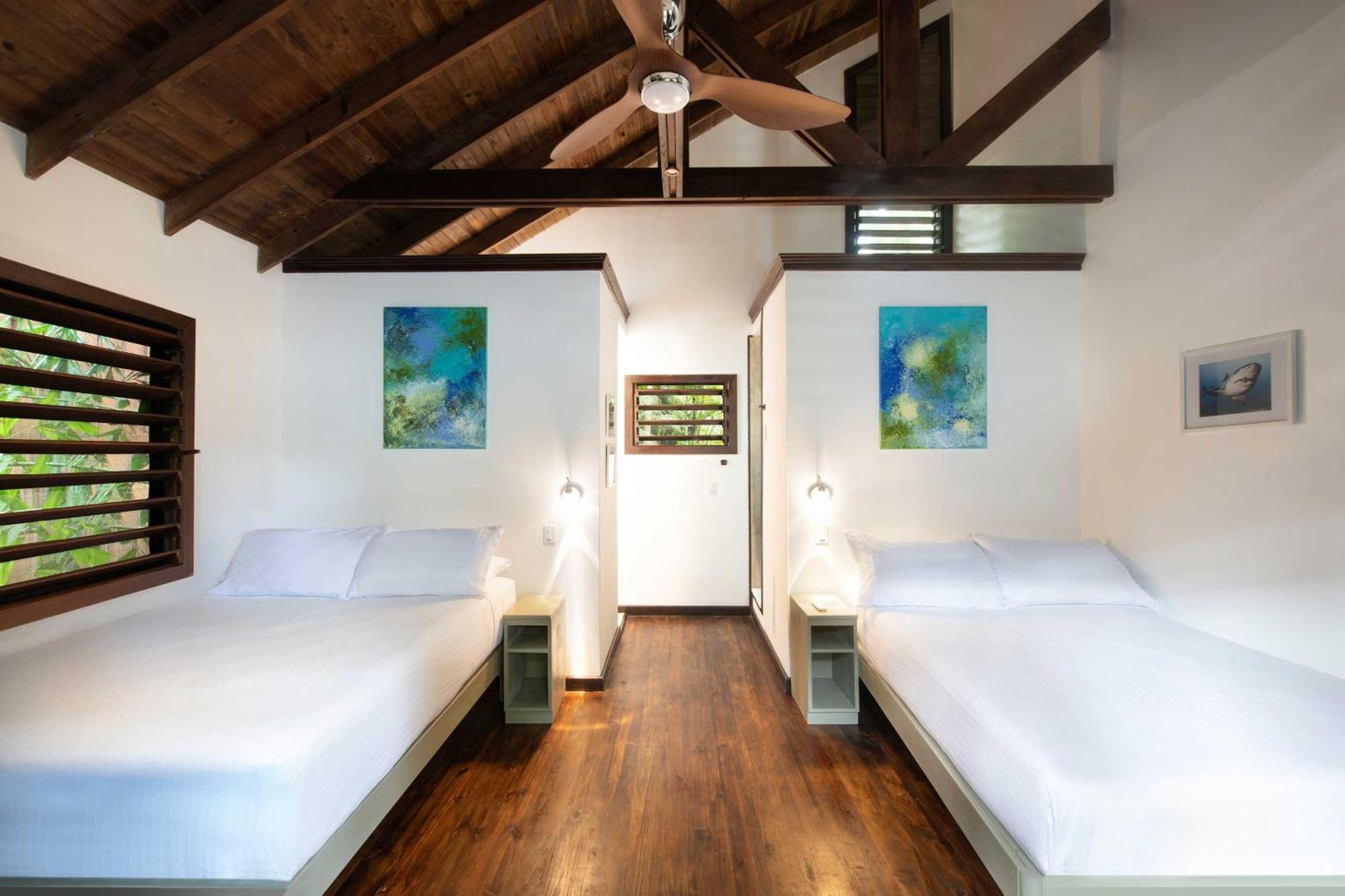 Puerta Azul Hotel Sandy Bay Exterior photo